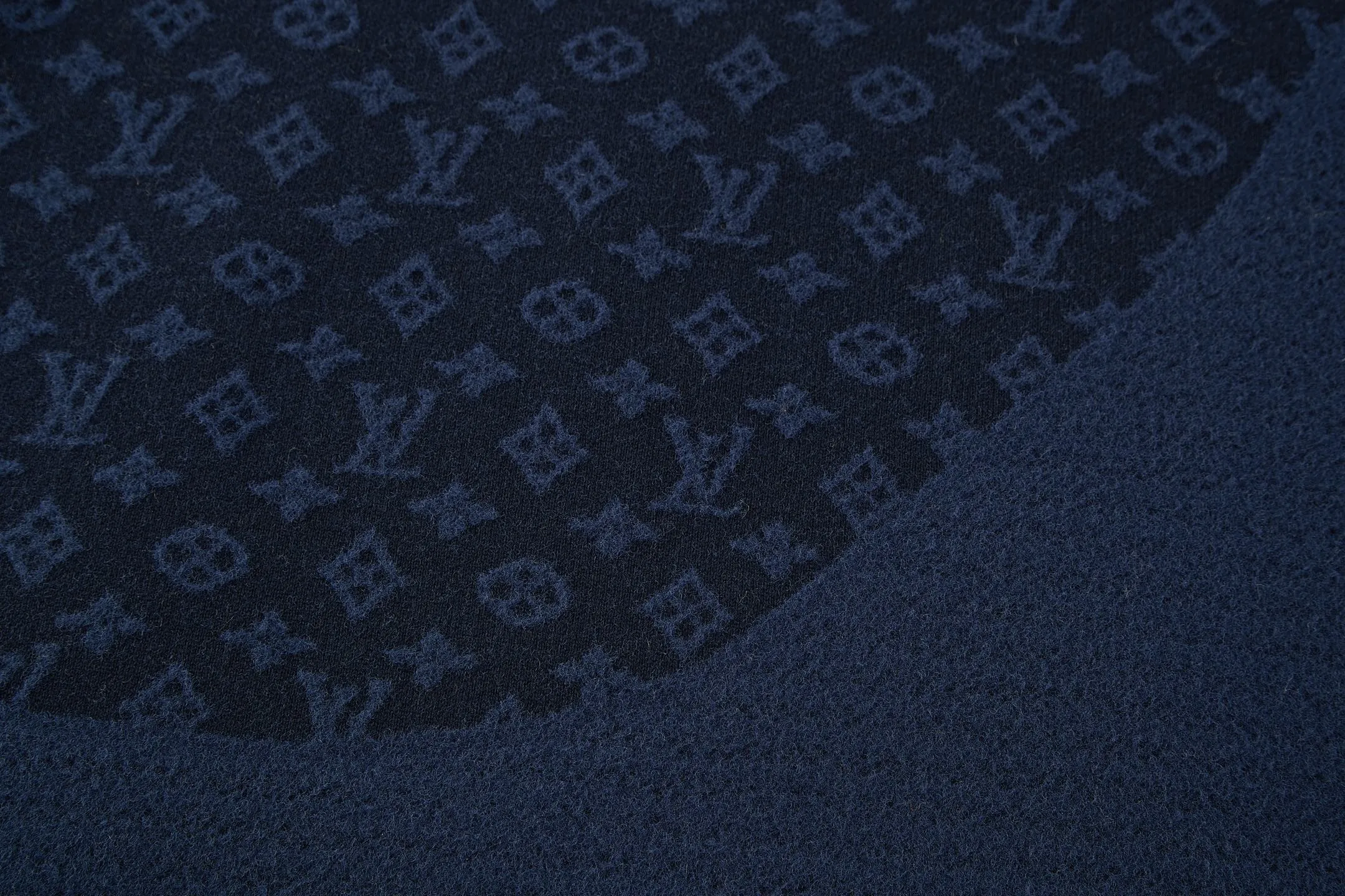 🅿️360 1v 25FW spliced ​​jacquard woolen short-sleeve (blue) The original version was purchased and developed for 15,100 yuan. The fabric is made of 10% wool, 40% cotton, 25% nylon, and 25% polyester fiber. This type of fabric is dyed and woven with a variety of materials mixed and woven, making summer wear less stuffy. 12-needle jacquard craftsmanship, the jacquard fabric has a velvet-like feel, and the upper body effect is smooth. It adopts twill weave in parts. This short-sleeved knitted crew neck shirt combines Monogram elements with velvety smooth horizontal stripes, echoing the flocked items in the 2025 spring and summer fashion show with its delicate texture. Pair it with matching shorts for a casual look, adding flexibility to brave adventurers this season. Size:S-M-L-XL